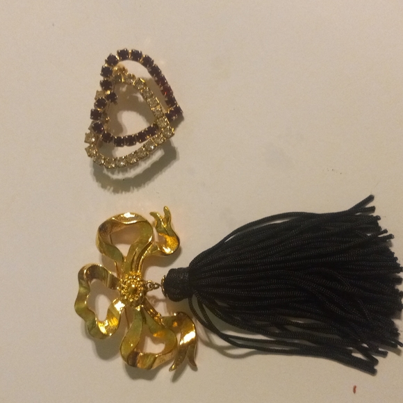 2 nice pins - Picture 1 of 5